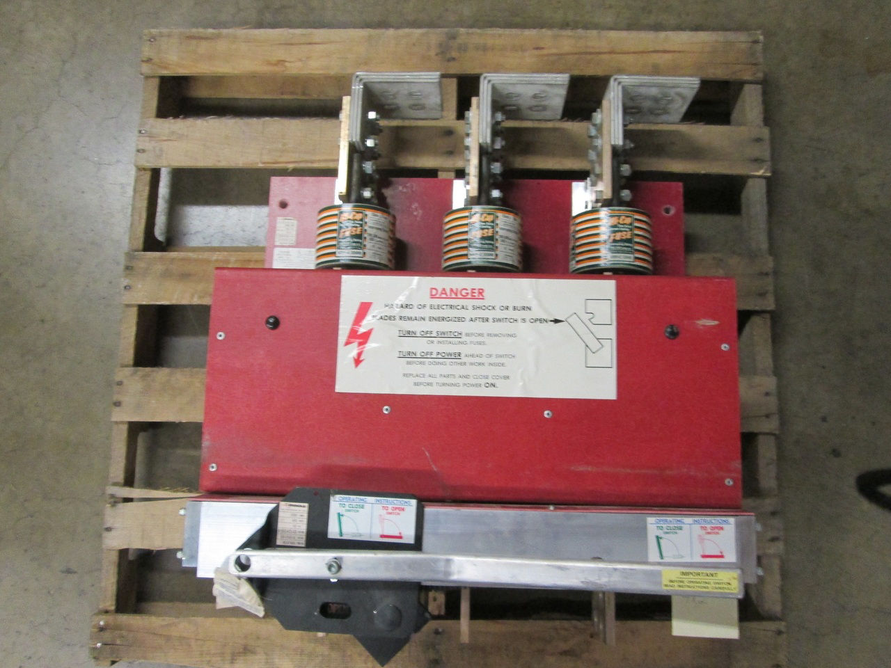 Picture of QA-2533-B Pringle 2500 Amp 480 Volt Pressure Contact Switch Red