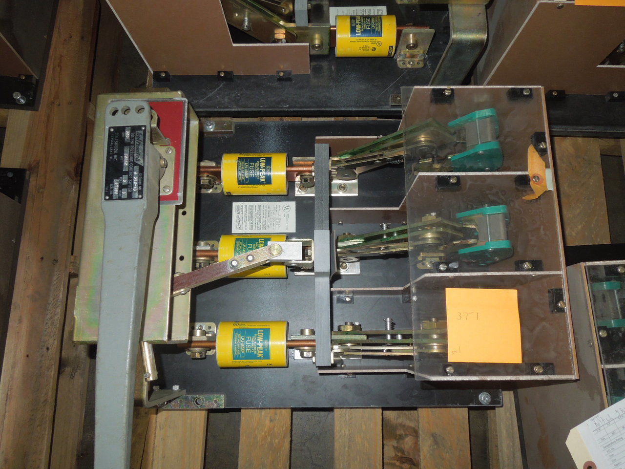 Picture of Boltswitch Pressure Contact Switch J366-X3 | 600 Amp 600 Volt | Black Back Plate