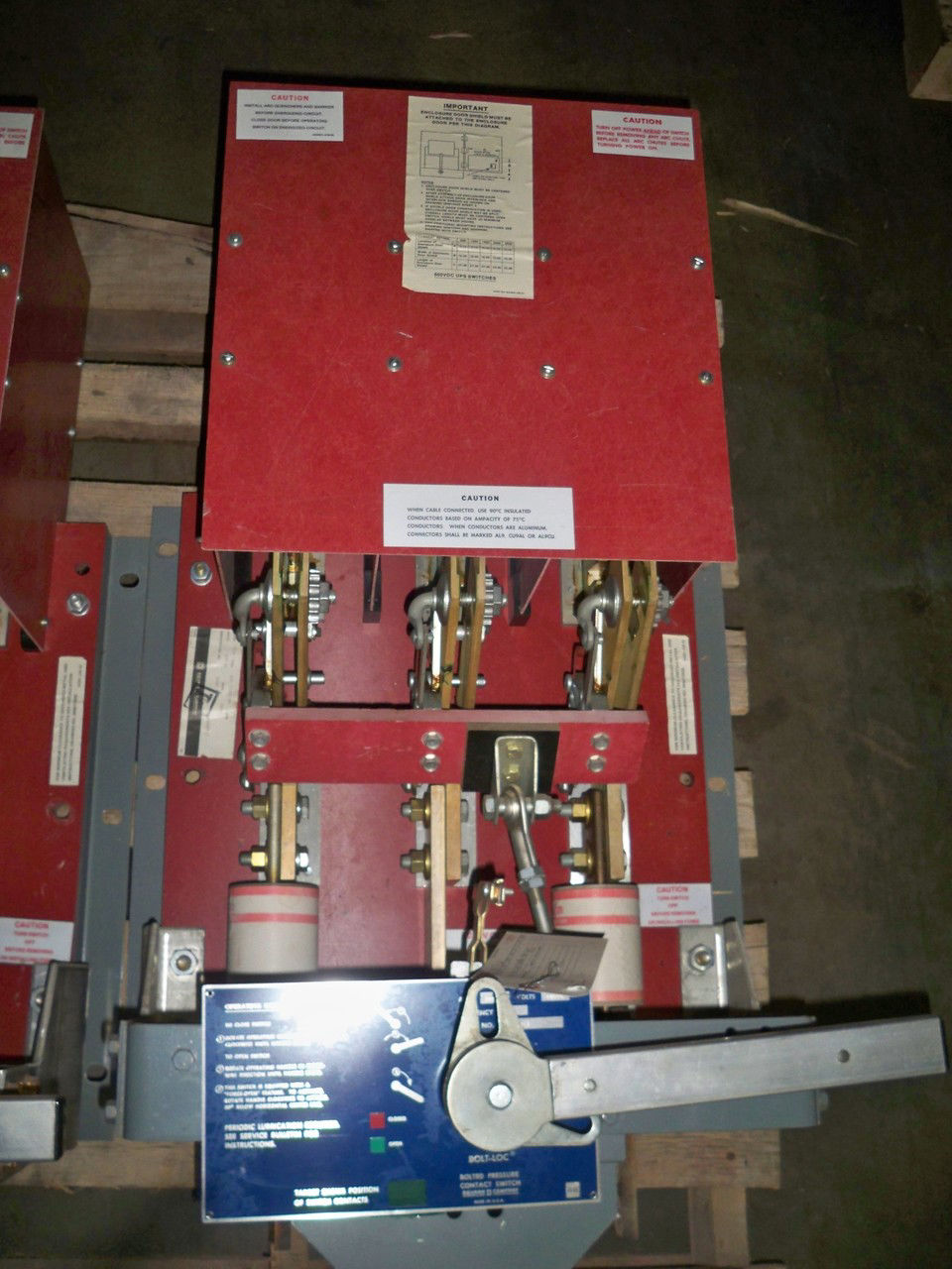 Picture of BLO-37160 UPS Square D 1600 Amp 600 Volt DC Pressure Contact Switch Red