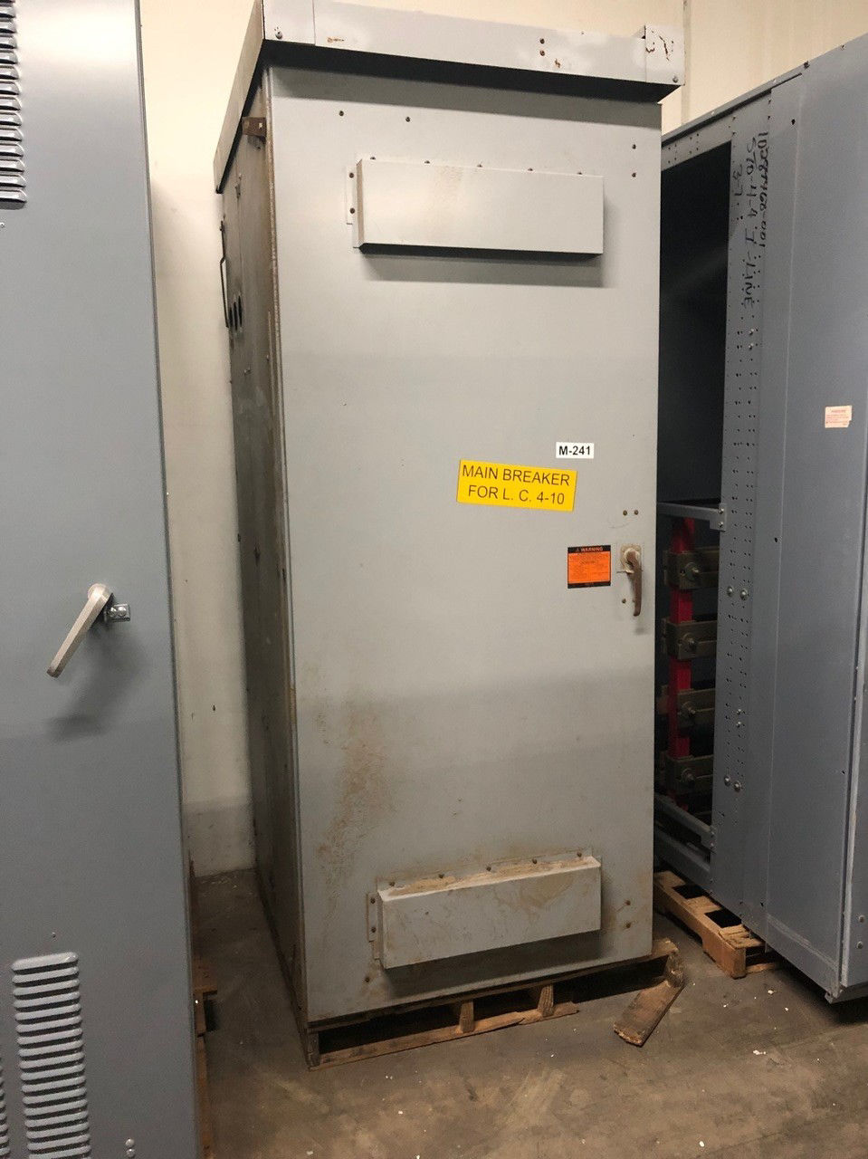 Picture of Siemens Switchboard Main Breaker 1200 Amp 3 Phase 3 Wire 480 Volt NEMA 3R R&G