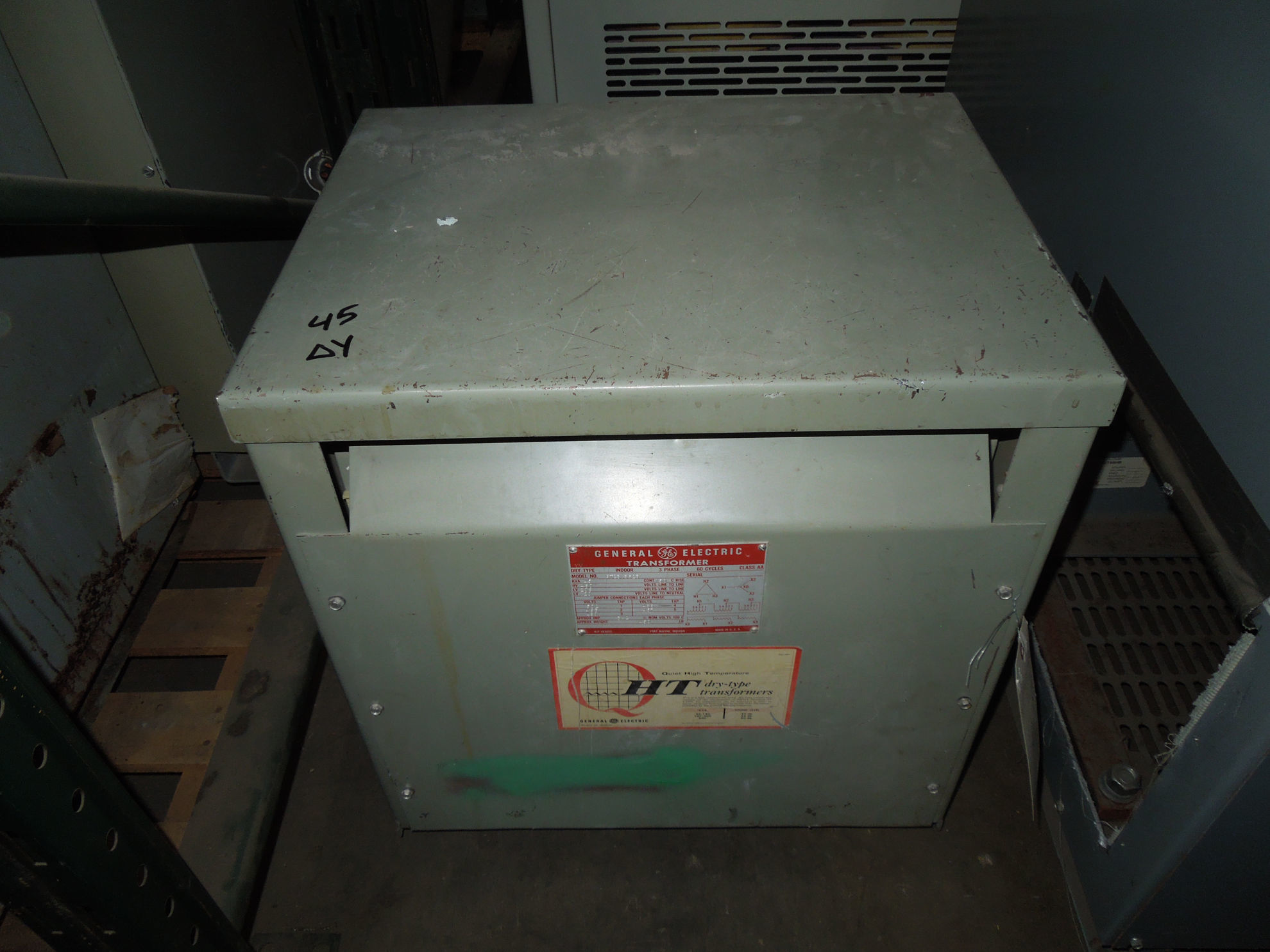 Picture of General Electric Low Voltage Dry Type Transformer | 45 KVA 480-208Y/120 Volt | 3 Phase NEMA 1 R&G