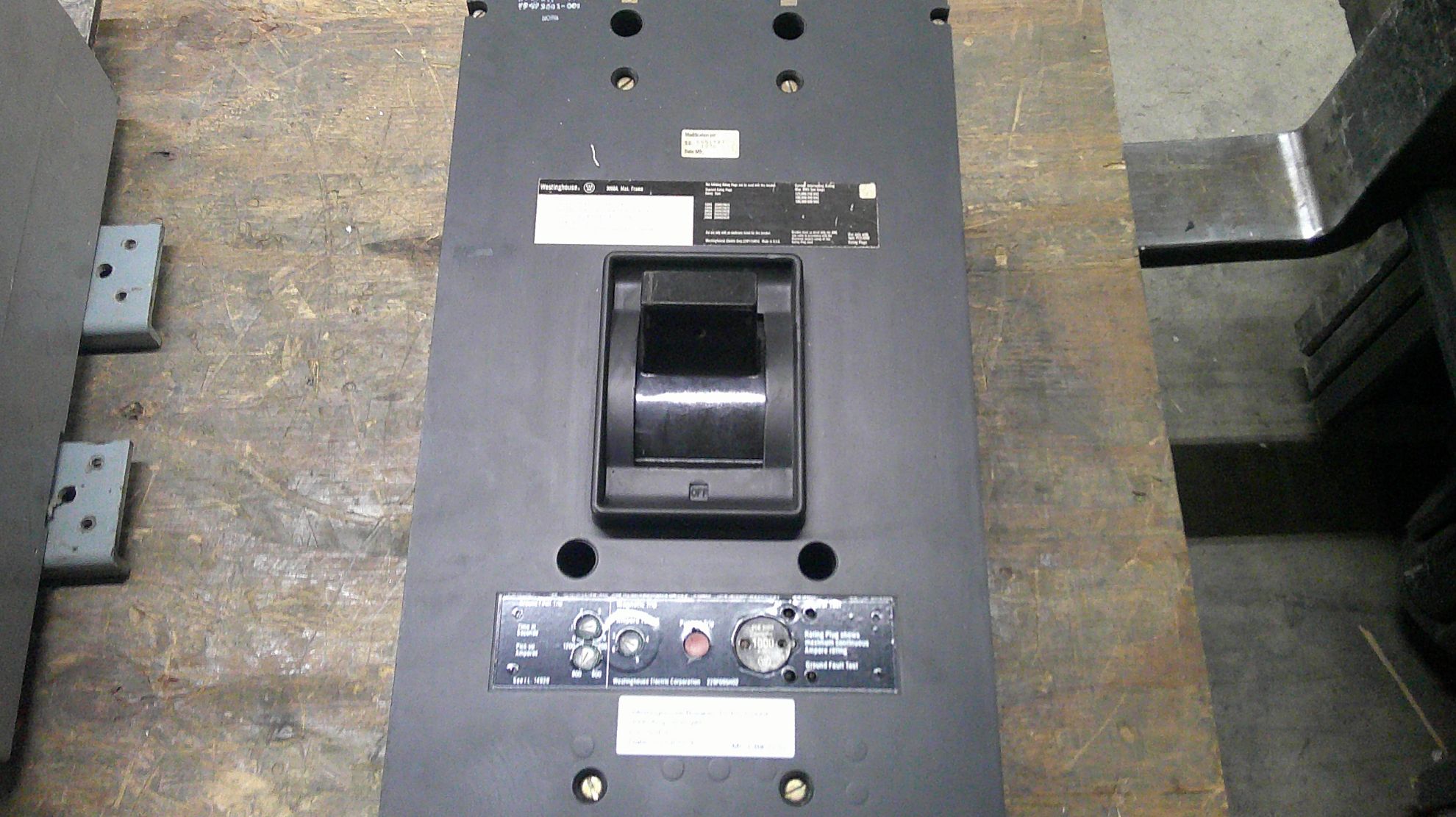 Picture of Westinghouse PCFG32000F Circuit Breaker 3000 Amp 600 Volt AC M/O F/M