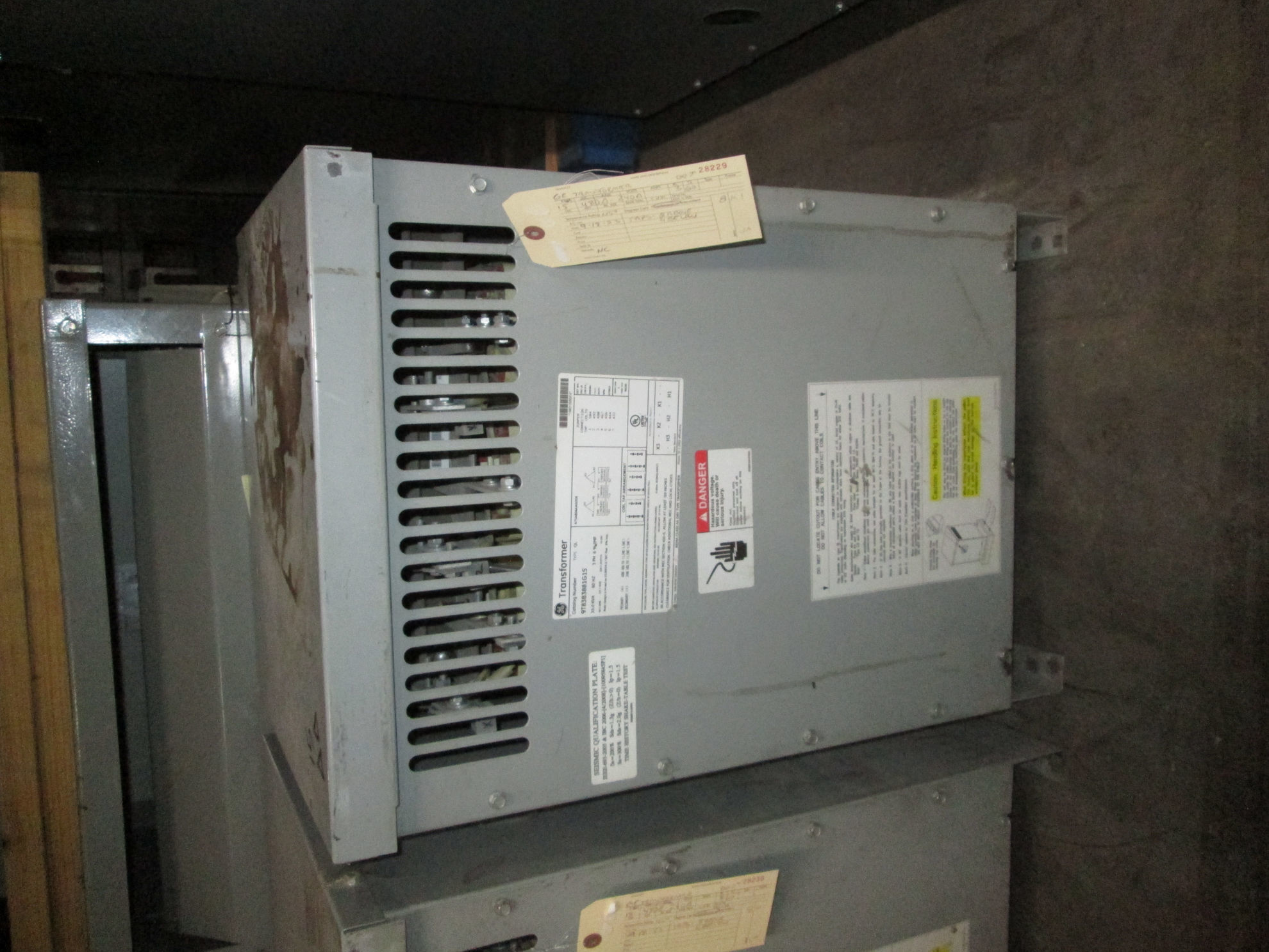 Picture of GE 15 KVA 480-240V 3 Phase Low Voltage Dry Type Transformer R&G