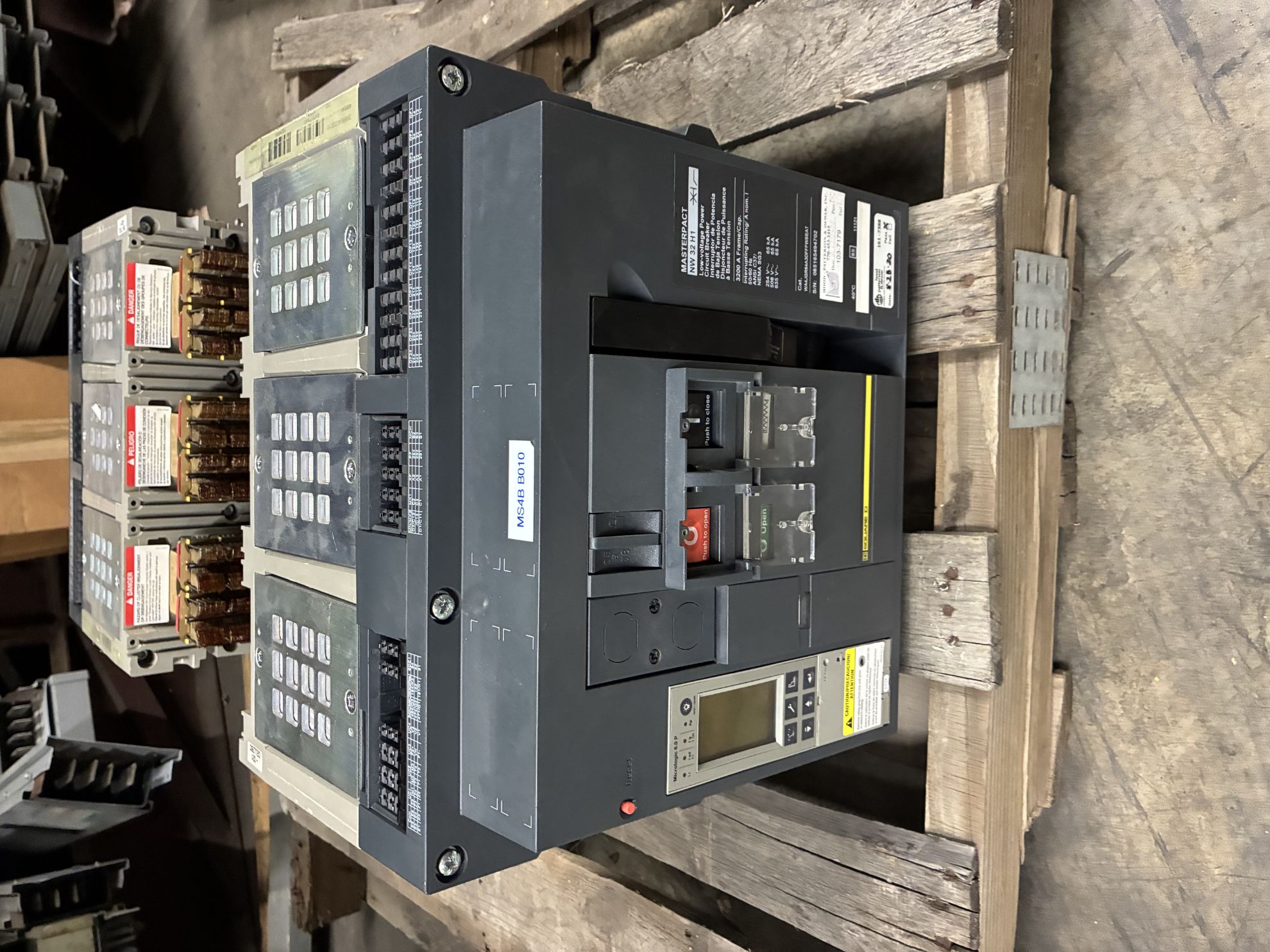 Picture of Square D MasterPact NW32H1 Circuit Breaker 2500 Amp 600 Volt AC M/O D/O